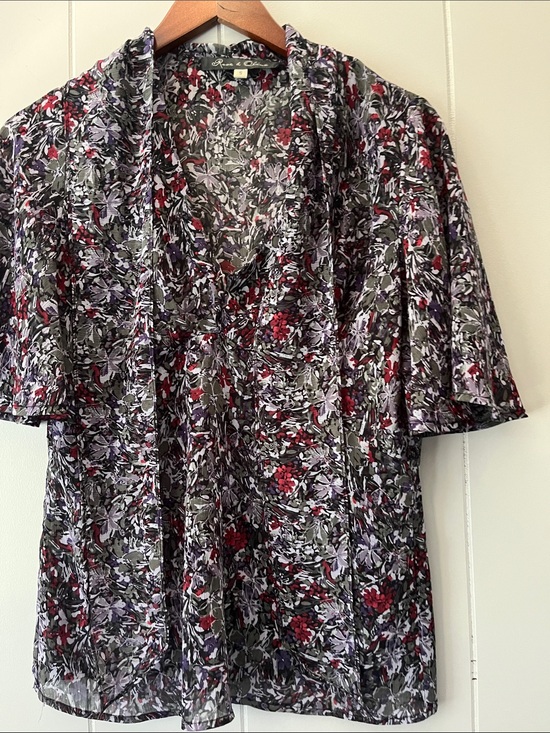 Tops - Floral V-Neck Short-Sleeve Women’s Top - Black with Red & Lavender
